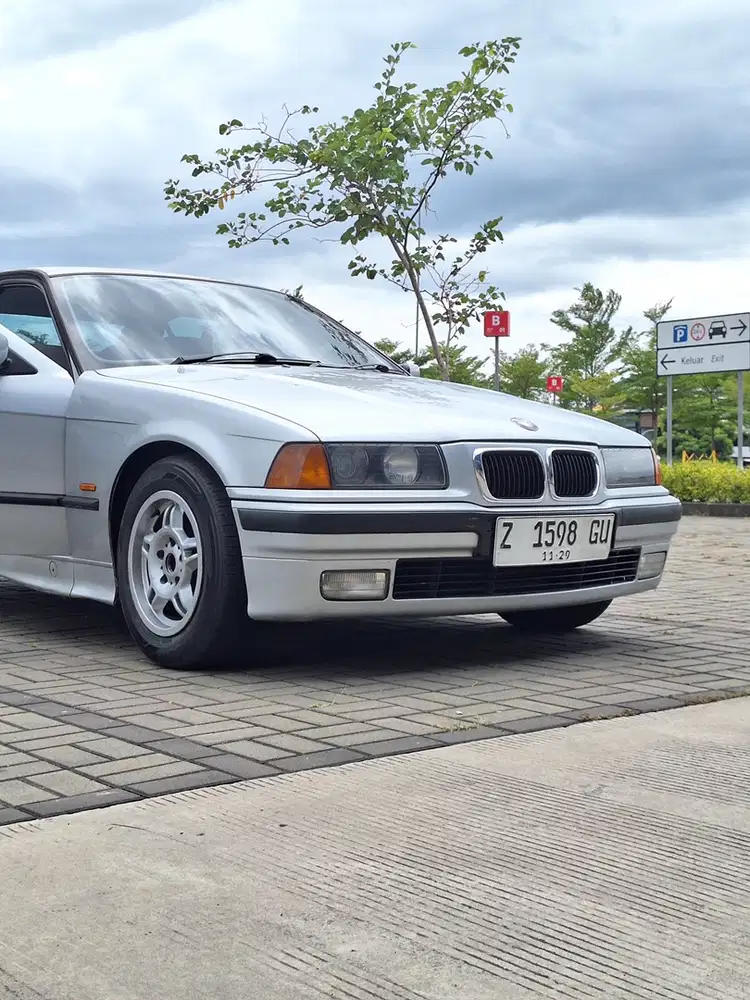 BMW 318i 1999 Bensin