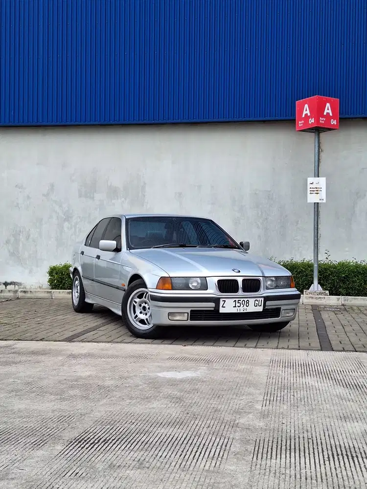 BMW 318i 1999 Bensin
