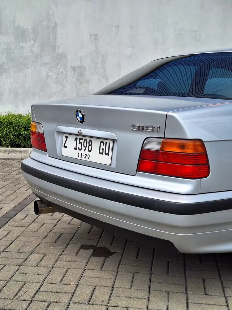 BMW 318i 1999 Bensin