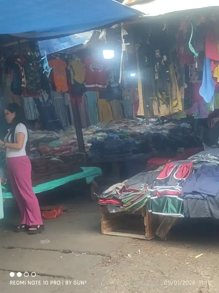 Dicari 2 orang karyawati / pelayan toko pakaian