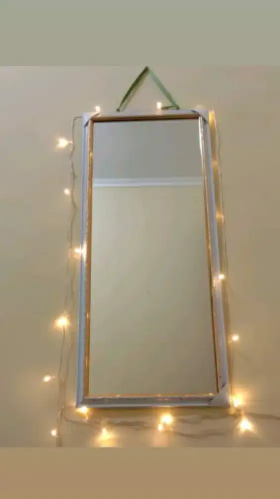 Kaca cermin rias gantung