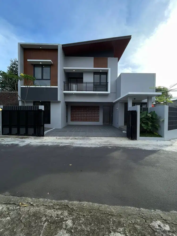 Rumah Mewah Cantik 2 Lantai dekat Exit Tol Kronggahan Sleman