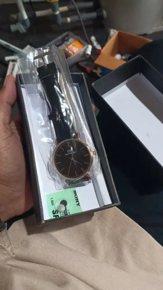 Jam tangan merk DW