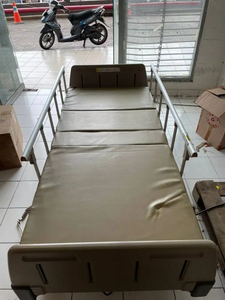 Ranjang Pasien Elektrik Model Rail dan Model Kupu Kupu Paramount