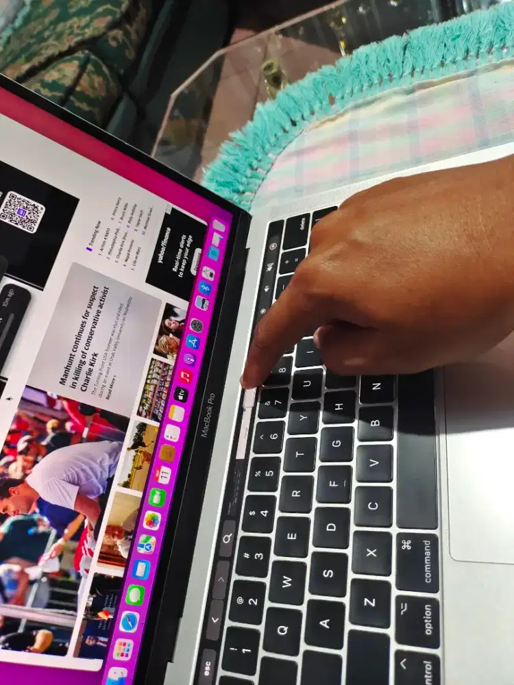 Laptop Macbook pro touchbar 2016 core i7 ram 16 ssd 512