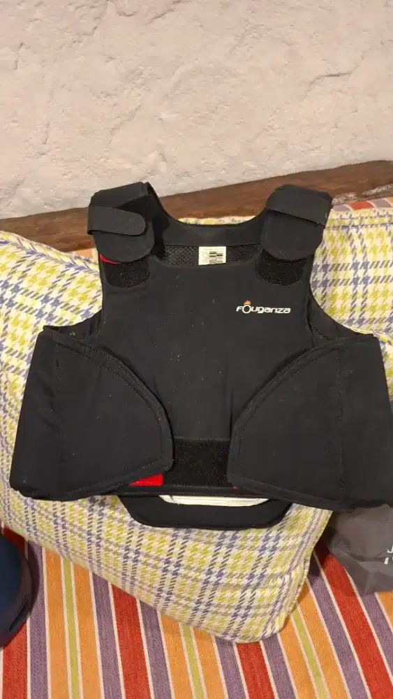 rompi pelindung tubuh berkuda anak-anak Safety 100 dari Fouganza.