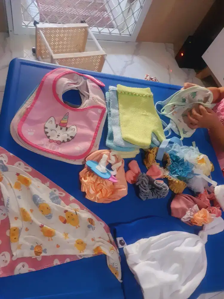 Khusus bayi cewek ada celemek bayi dan washlap dan bando