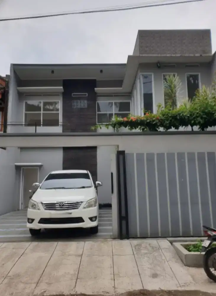 Dijual rumah 2 lantai ada kolam renang dikomplek setiabudi regency