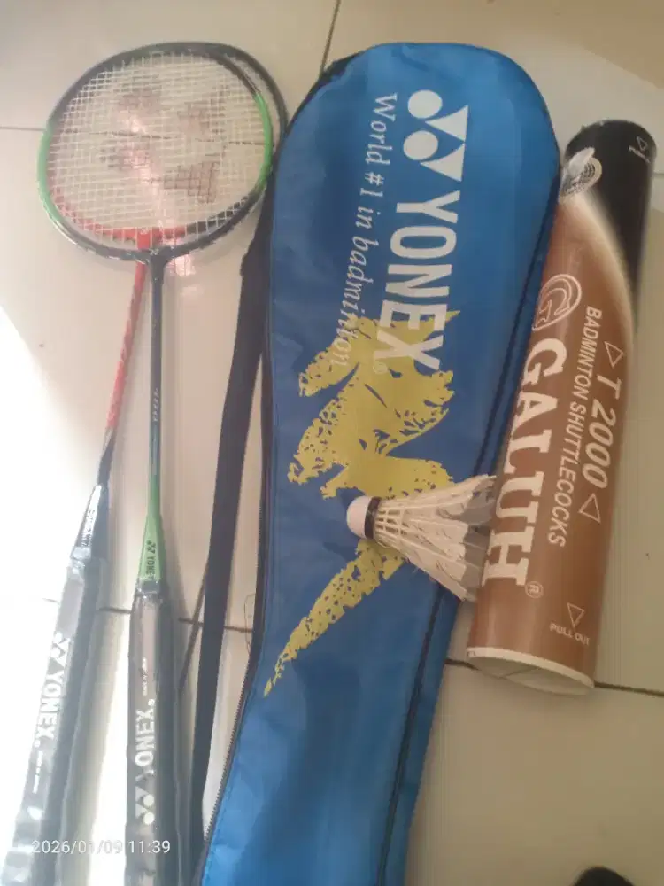 2 raket Yonex + kok 1 set.