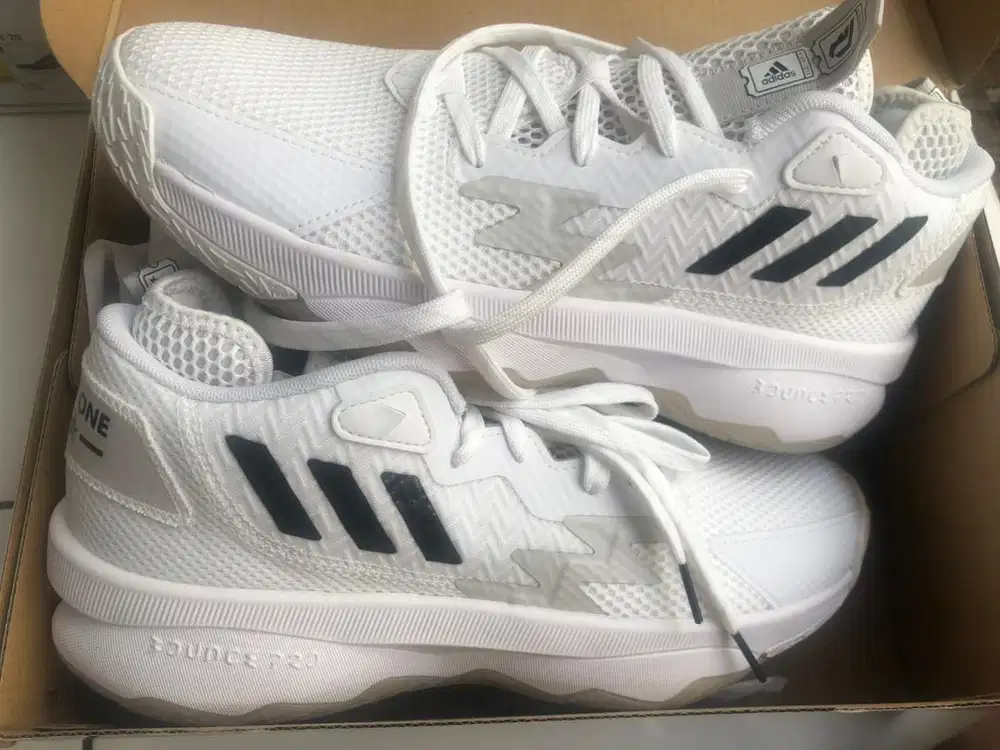 Sepatu Basket Adidas Dame 8 size 42