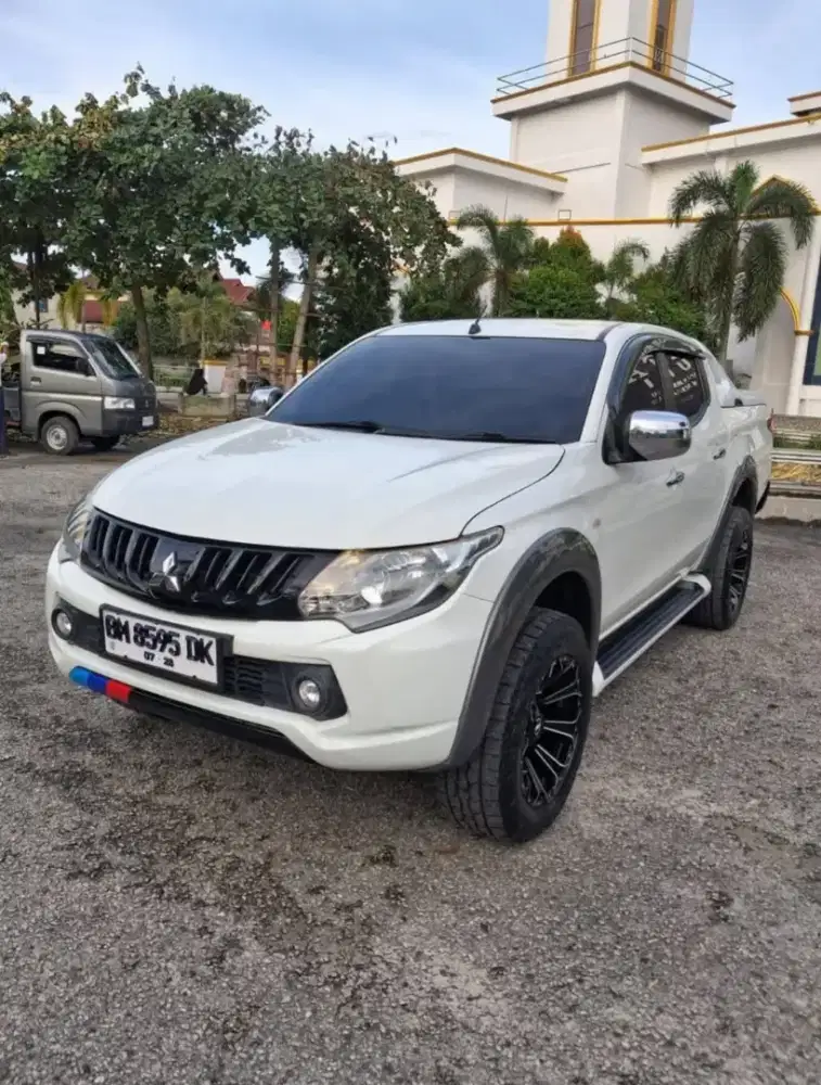 Mitsubishi Triton 2.4L DC GLS (4x4) MT