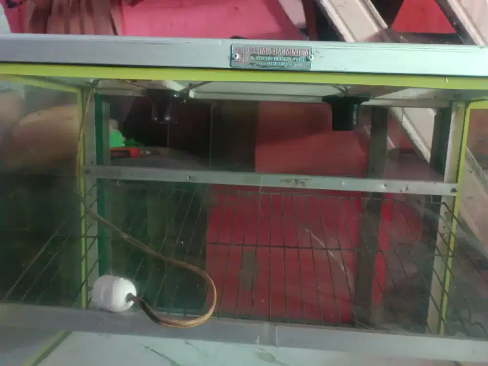 Etalase bekas jualan