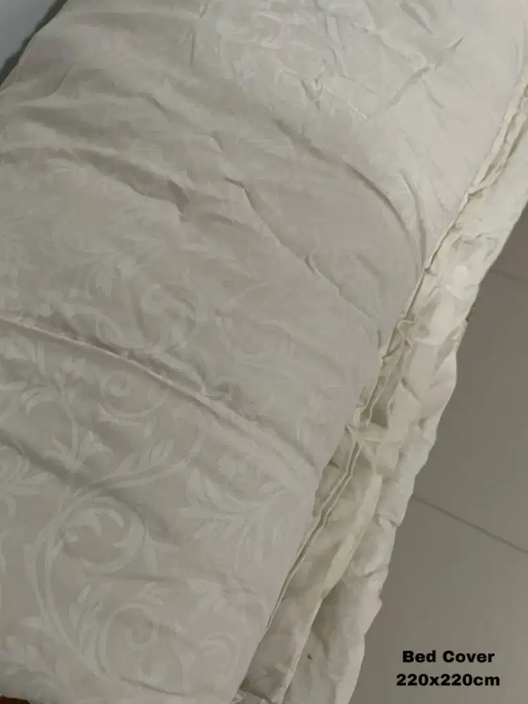 Bed cover putih 220 x 220 cm