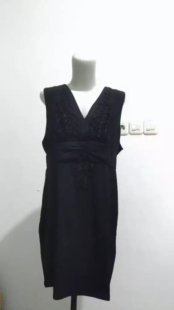 Dress hitam tanpa lengan