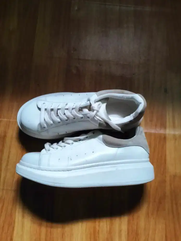 sepatu putih Alexander McQueen