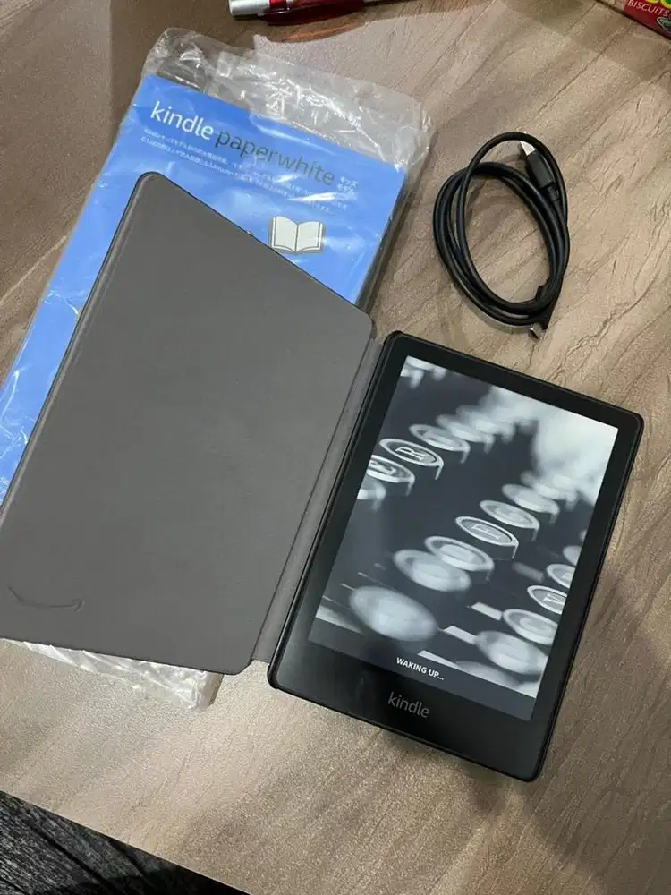 Kindle Paperwhite 8gb + case