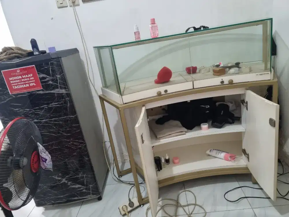 Meja display Perhiasan