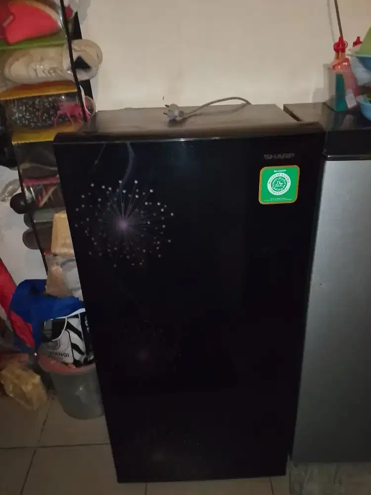 DIJUAL CEPAT!! KULKAS BEKAS MERK SHARP SATU PINTU