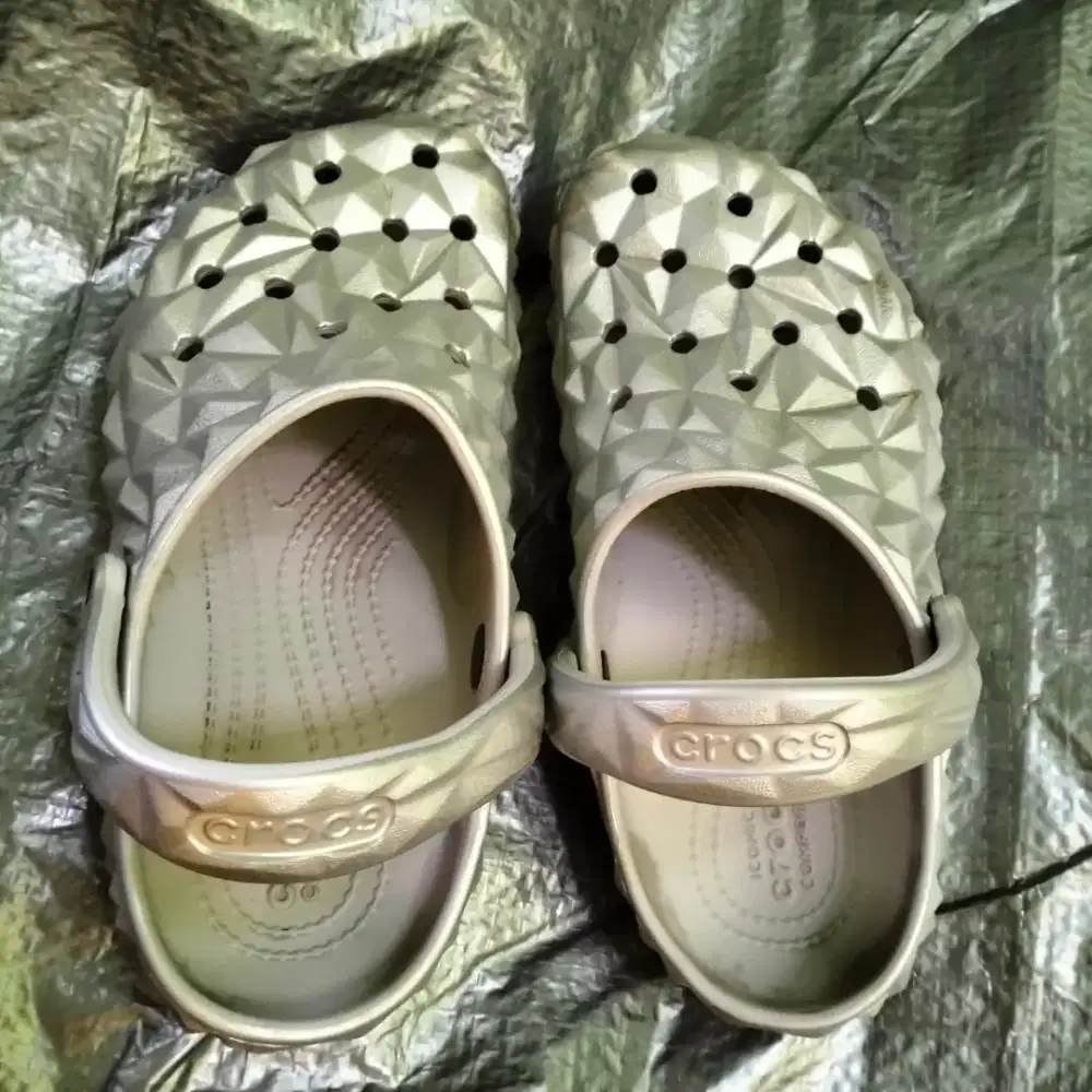 sandal CROCS
asli
beli di USA
silver colour
unisex
size 5/7
setara 39