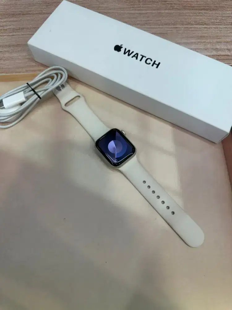 Apple Watch SE Gen 2 40mm starlight garansi ibox 29/03/26