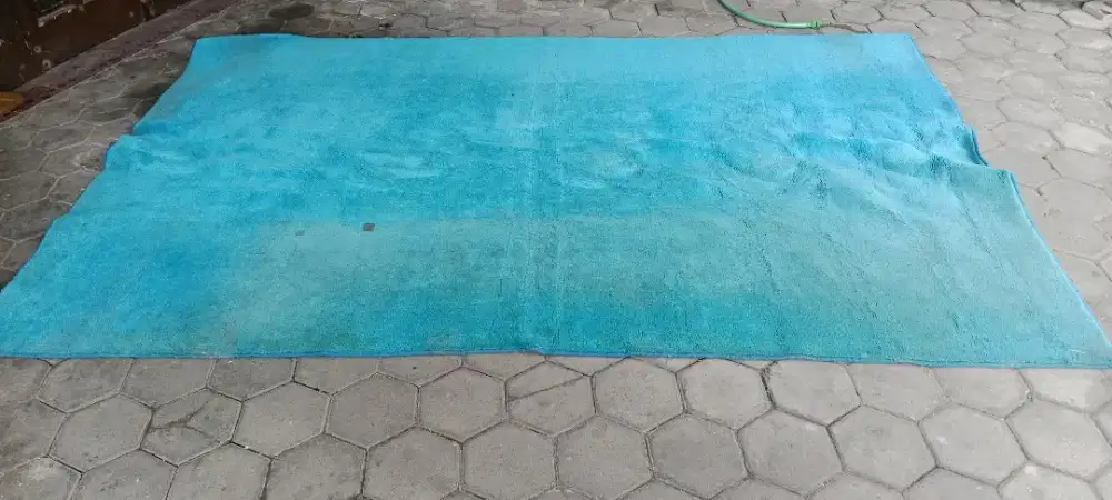 Karpet tebal bekas hotel