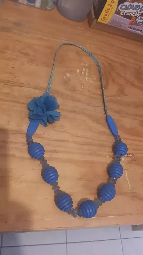 Kalung bunga biru