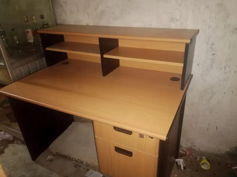 Dijual cepat BU! Meja dan kursi toko, rumah, kantor.