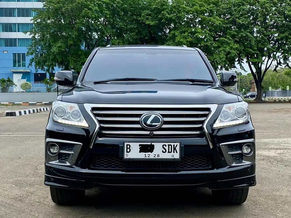 LEXUS LX570 AT HITAM 2015