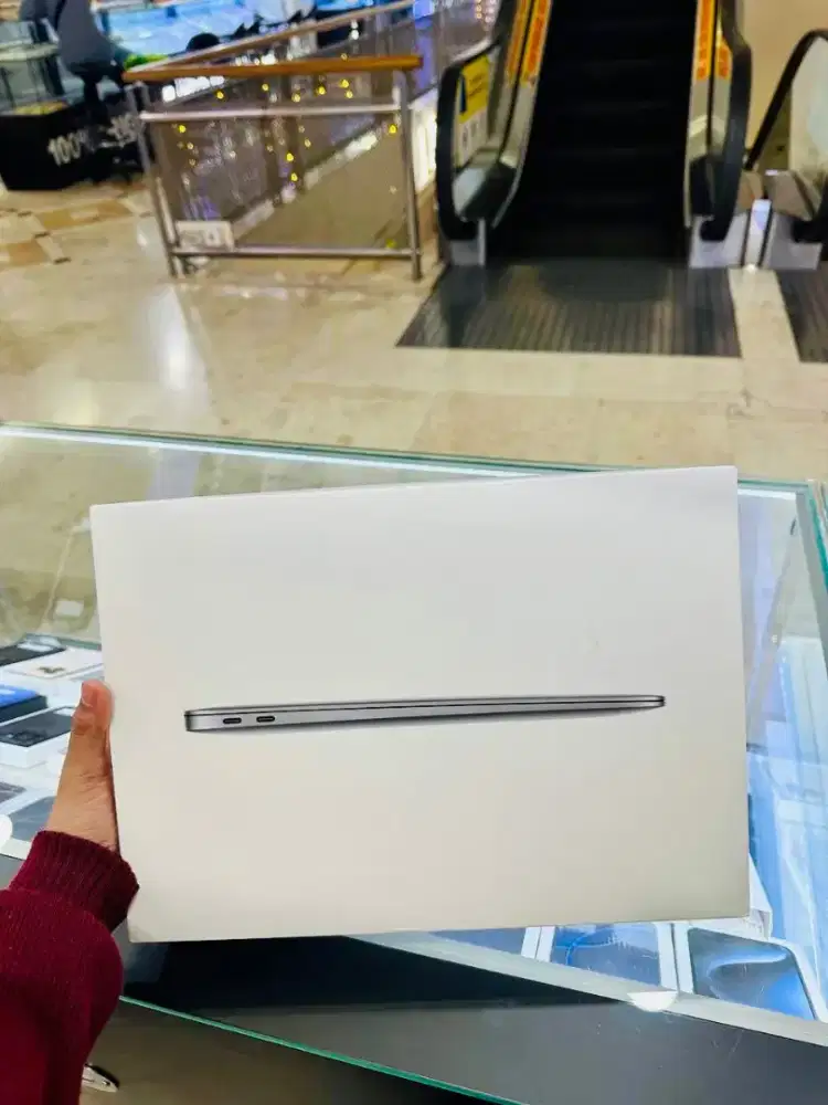 MacBook Air Apple M1 Chip 13-inch 8/256GB Resmi iBox Space Grey