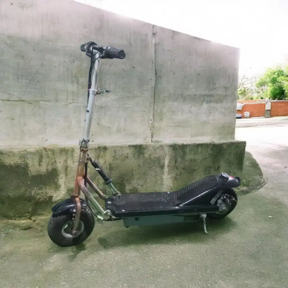 Skuter Listrik DR24300 Black (Kondisi Mati/tidak tes)