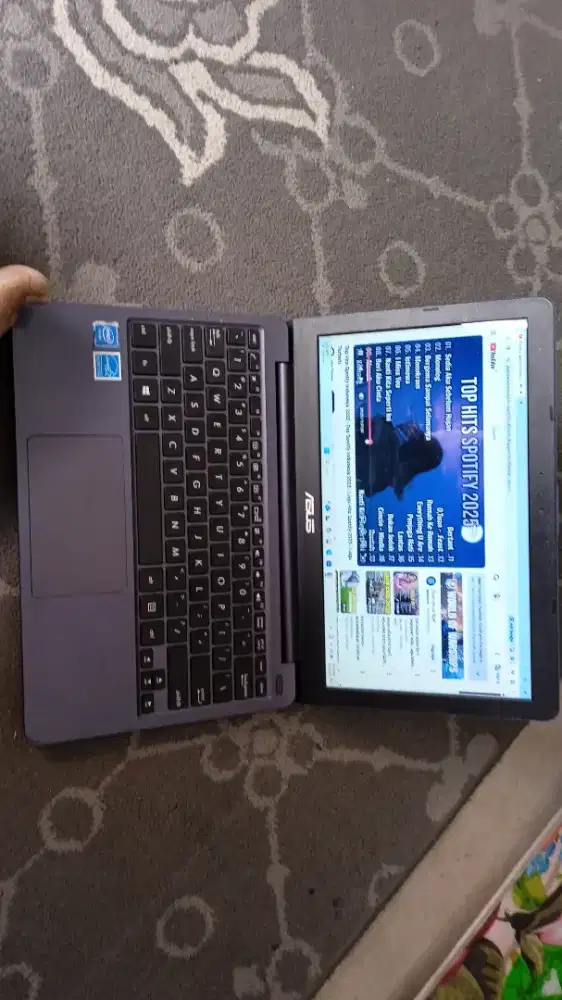 Netbok Asus celeron N4000