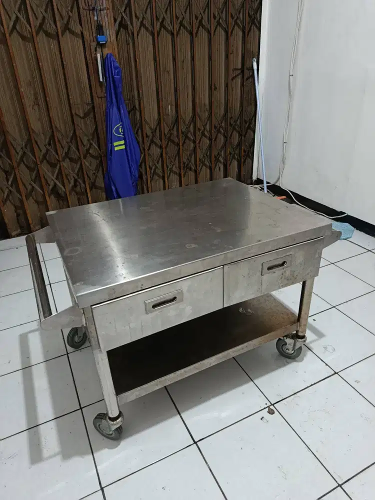 Meja trolley dengan rak dan roda berbahan stainless steel