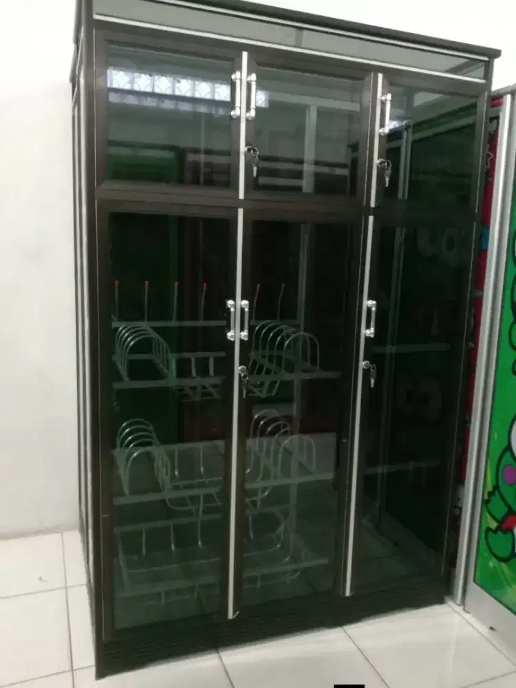 lemari piring 3 pintu