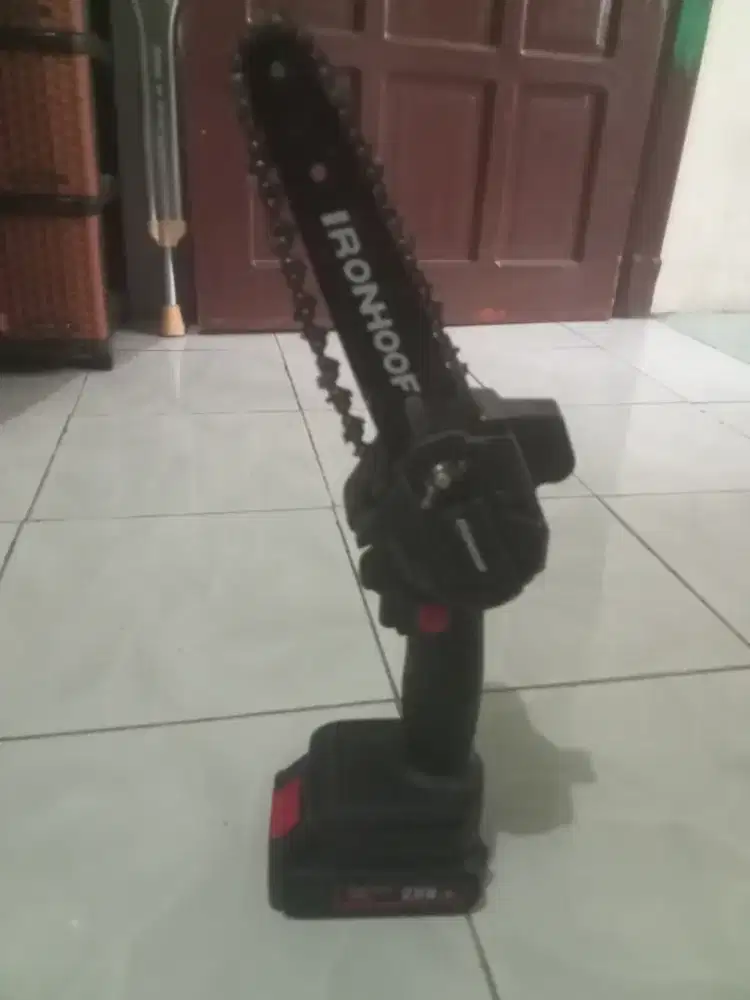 Di jual aja gergaji batre.  Batre ada dua