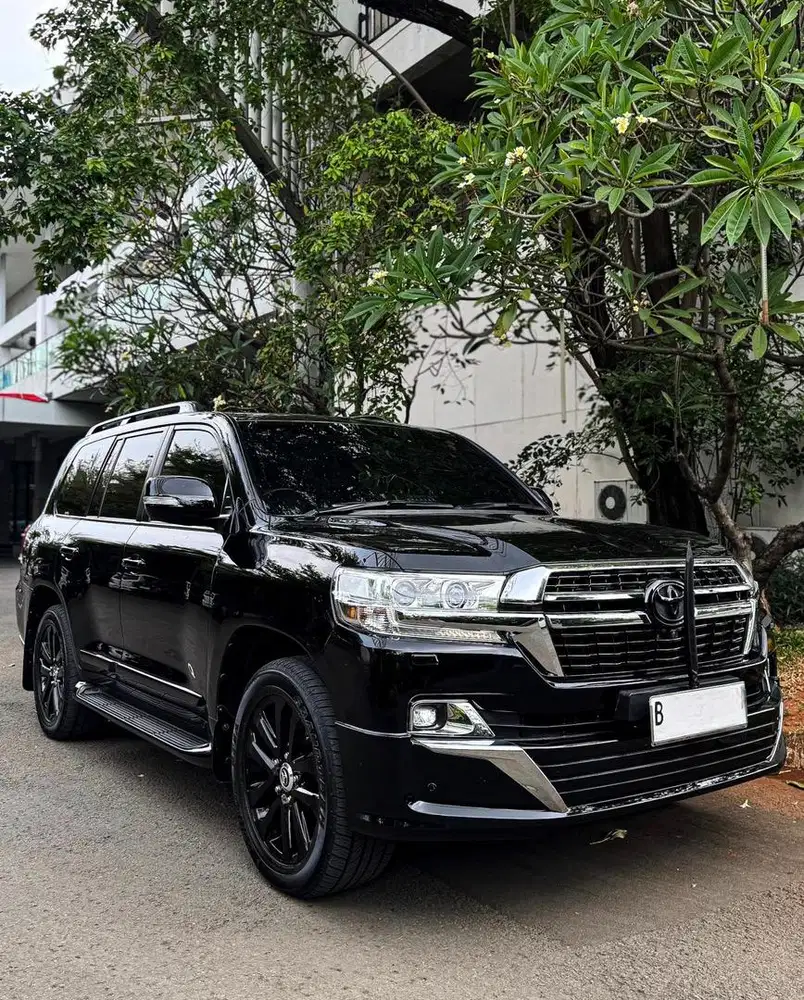 LOW KM LAND CRUISER VXR DIESEL FACELIFT