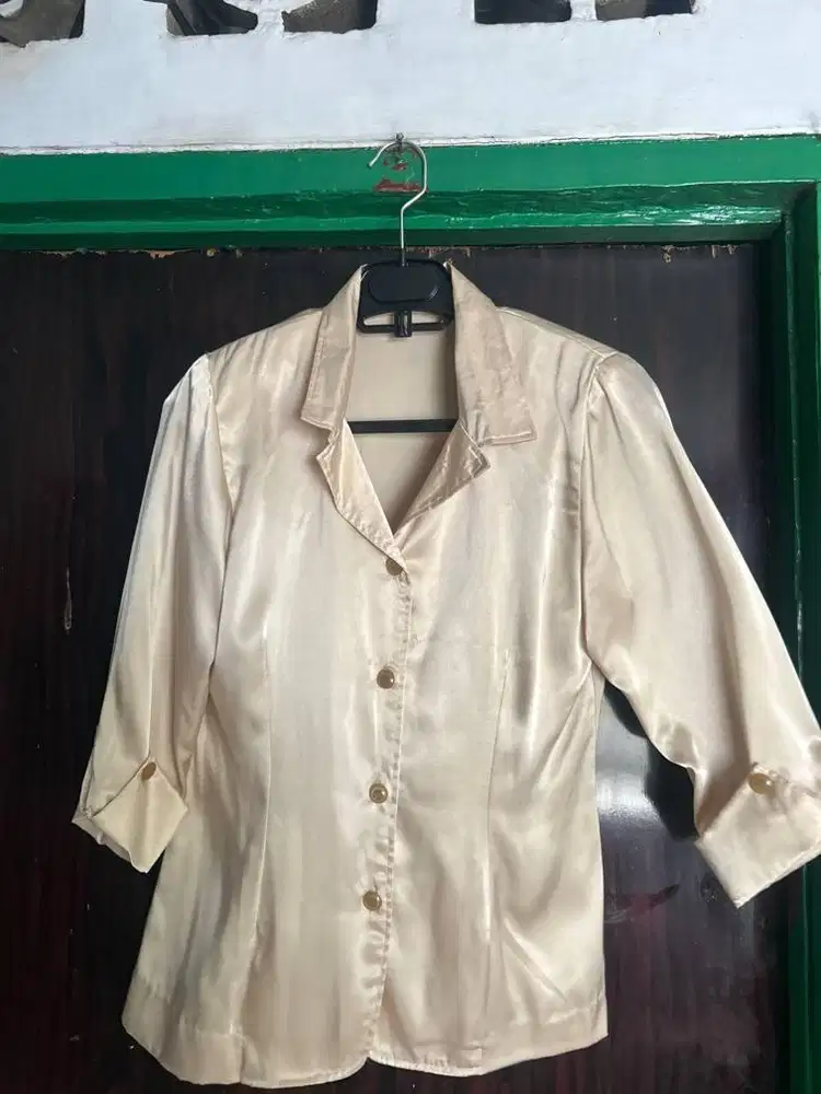 Atasan satin kemeja kerja