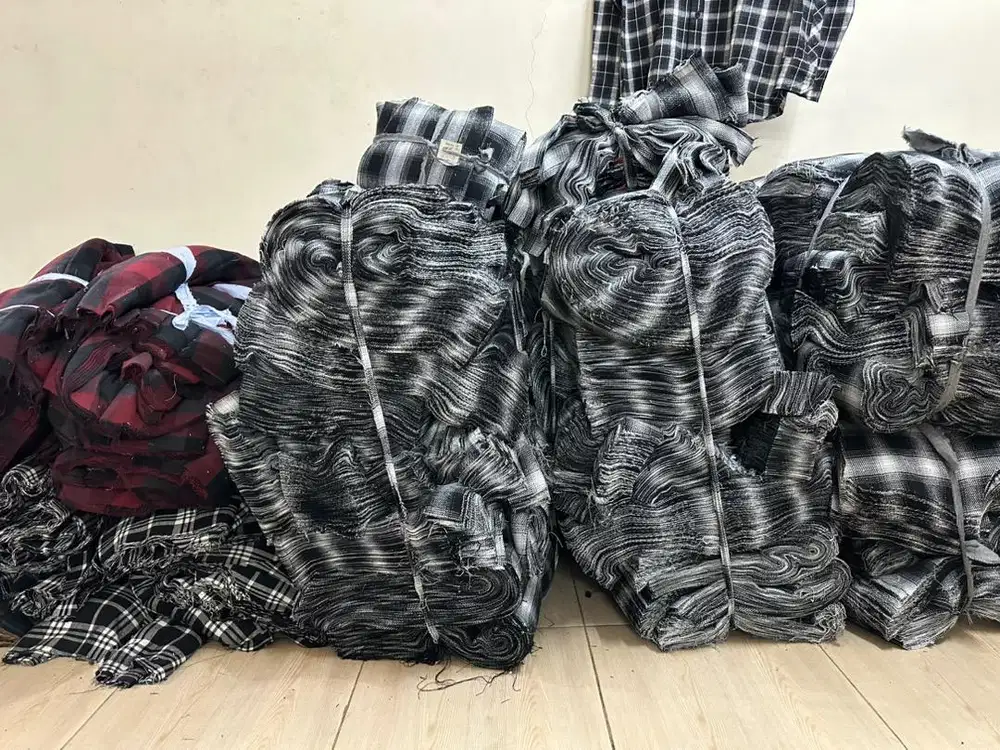 Dibutuhkan tukang potong kemeja flanel kotak-kotak