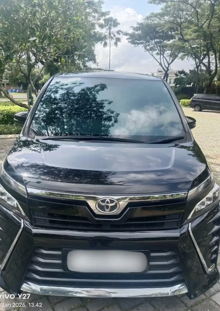 Mobil voxy 2019 bensin