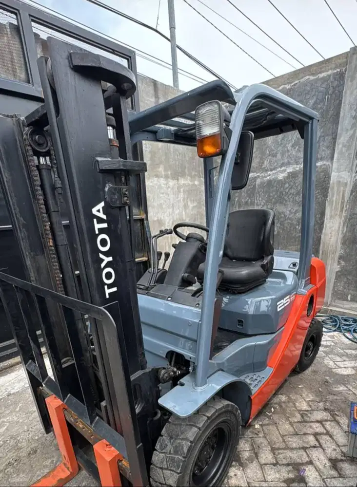TOYOTA 8FD25 2,5 TON MAST 3 METER MANUAL TRANSMISI