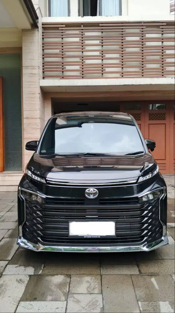 Toyota Voxy 2.0 CVT / 2.0 AT TAHUN 2022