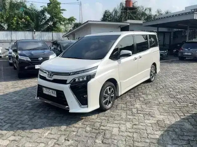 Pajak Panjang - Toyota Voxy 2.0 Bensin-AT 2018 Putih