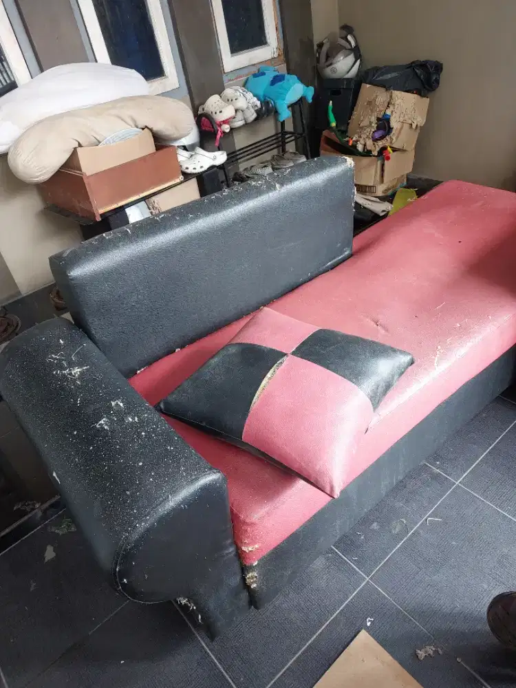 Sofa dan meja bekas