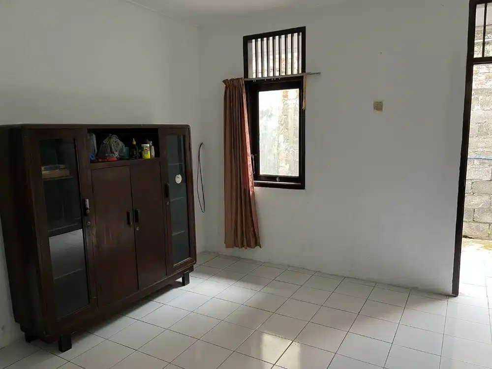 Disewakan Rumah dengan Halaman Luas dekat Griya Antapani Bandung