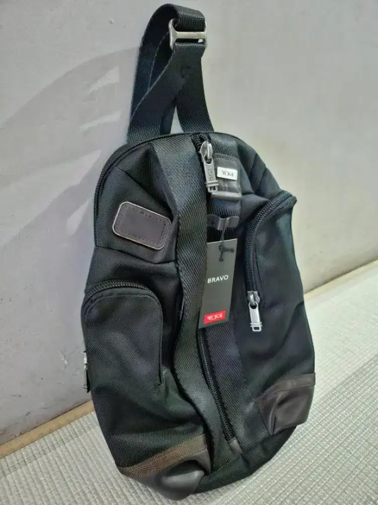 Tumi Fife Slim Sling Bag Black Original