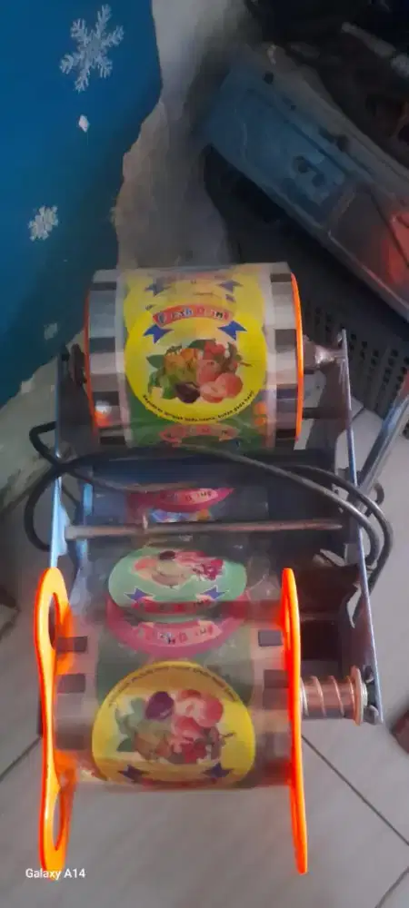 Alat penutup gelas plastic.