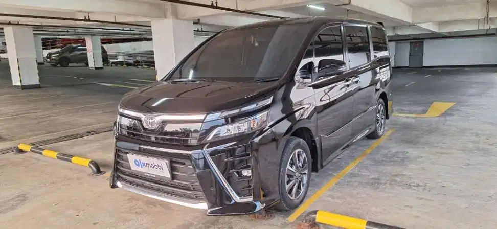 DP Rendah  13JT - Toyota Voxy 2.0 Bensin-AT 2017 Hitam