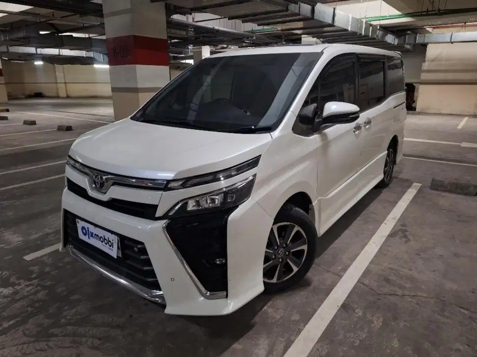 Toyota Voxy 2.0 Bensin-AT 2017 Putih 3FR