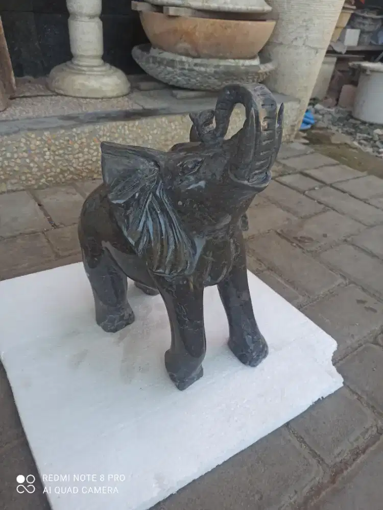 Kerajinan patung gajah batu hitam
