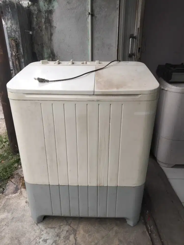 Di jual mesin cuci Toshiba 7,7 kg 2  tabung