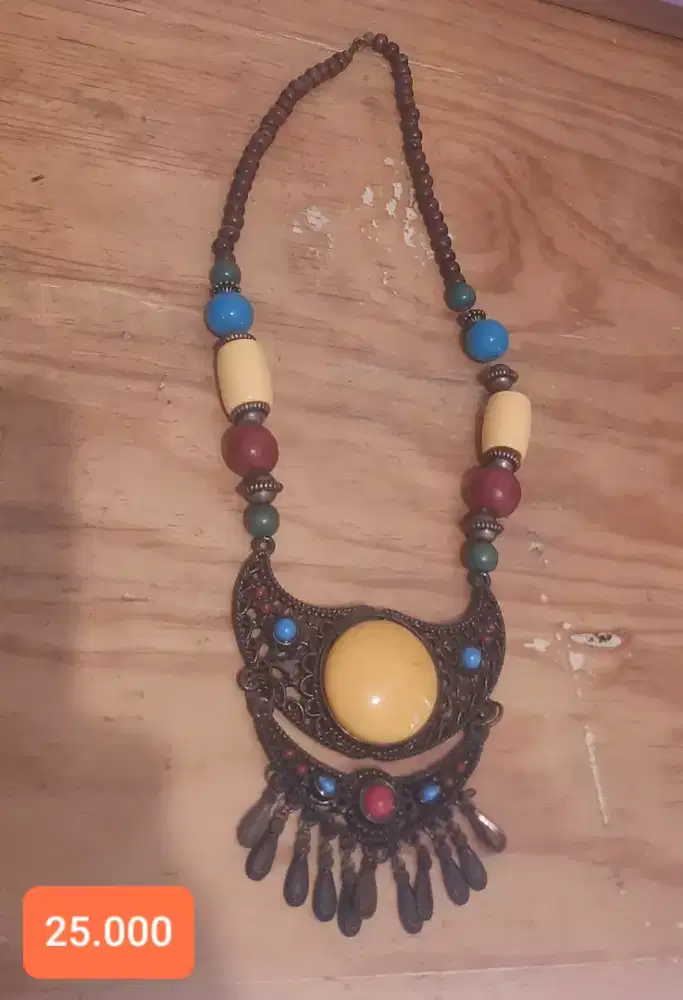 Kalung etnik warna warni